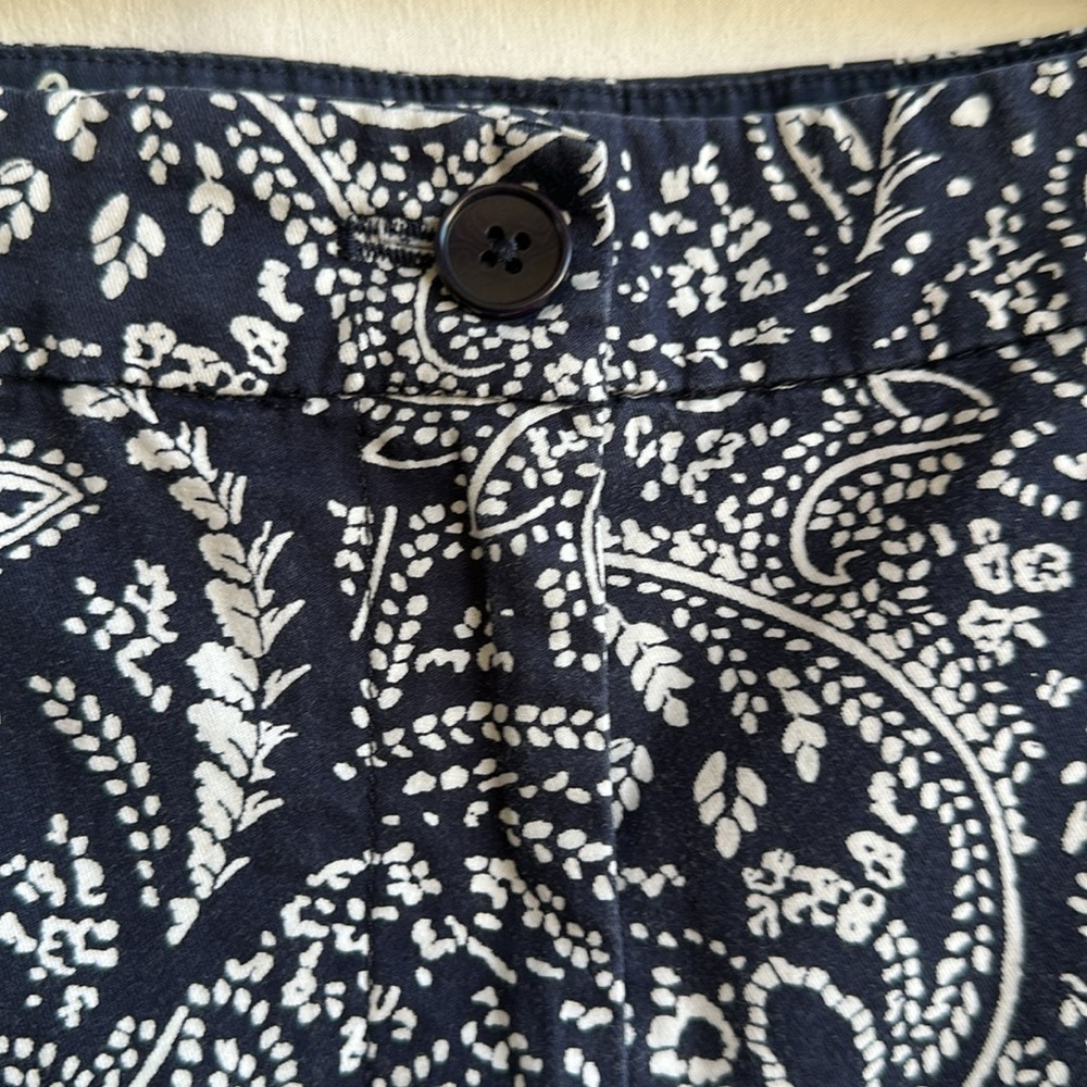 Talbots navy and white paisley The Weekend stretch shorts, size 14 - Picture 3 of 8
